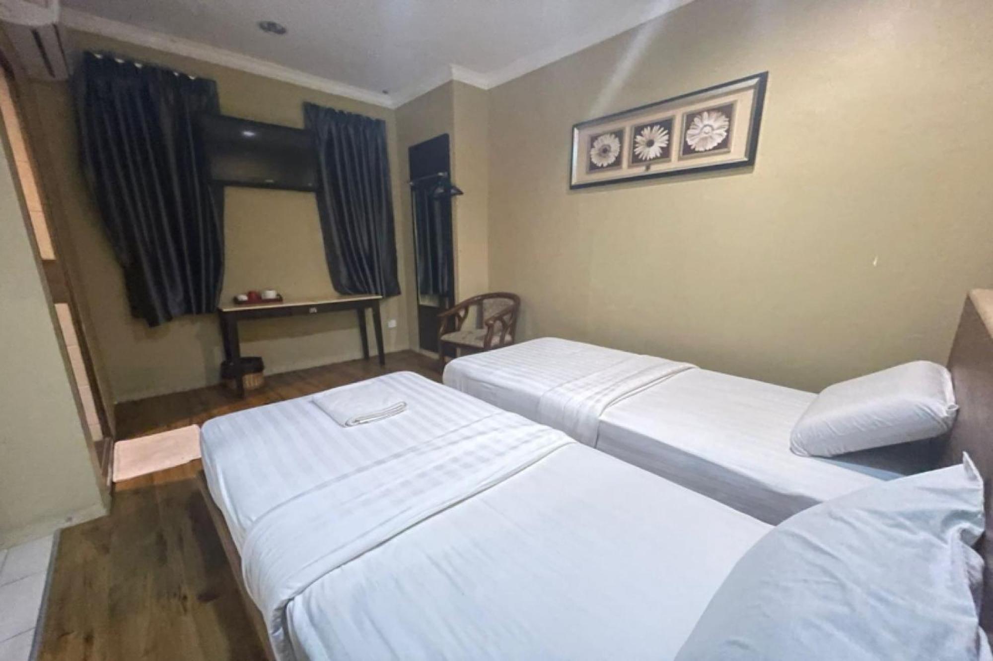 Oyo 90411 Perdana Hotel Λαμπουάν Εξωτερικό φωτογραφία