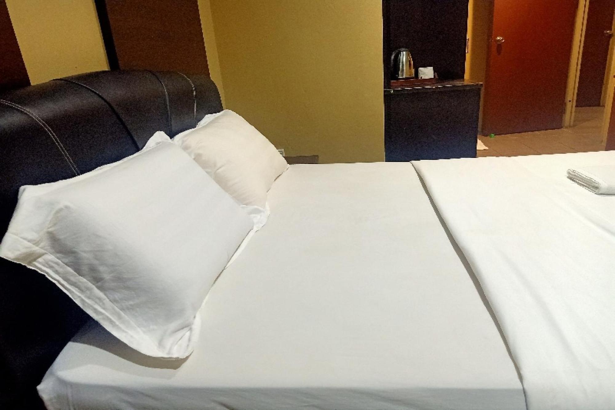 Oyo 90411 Perdana Hotel Λαμπουάν Εξωτερικό φωτογραφία