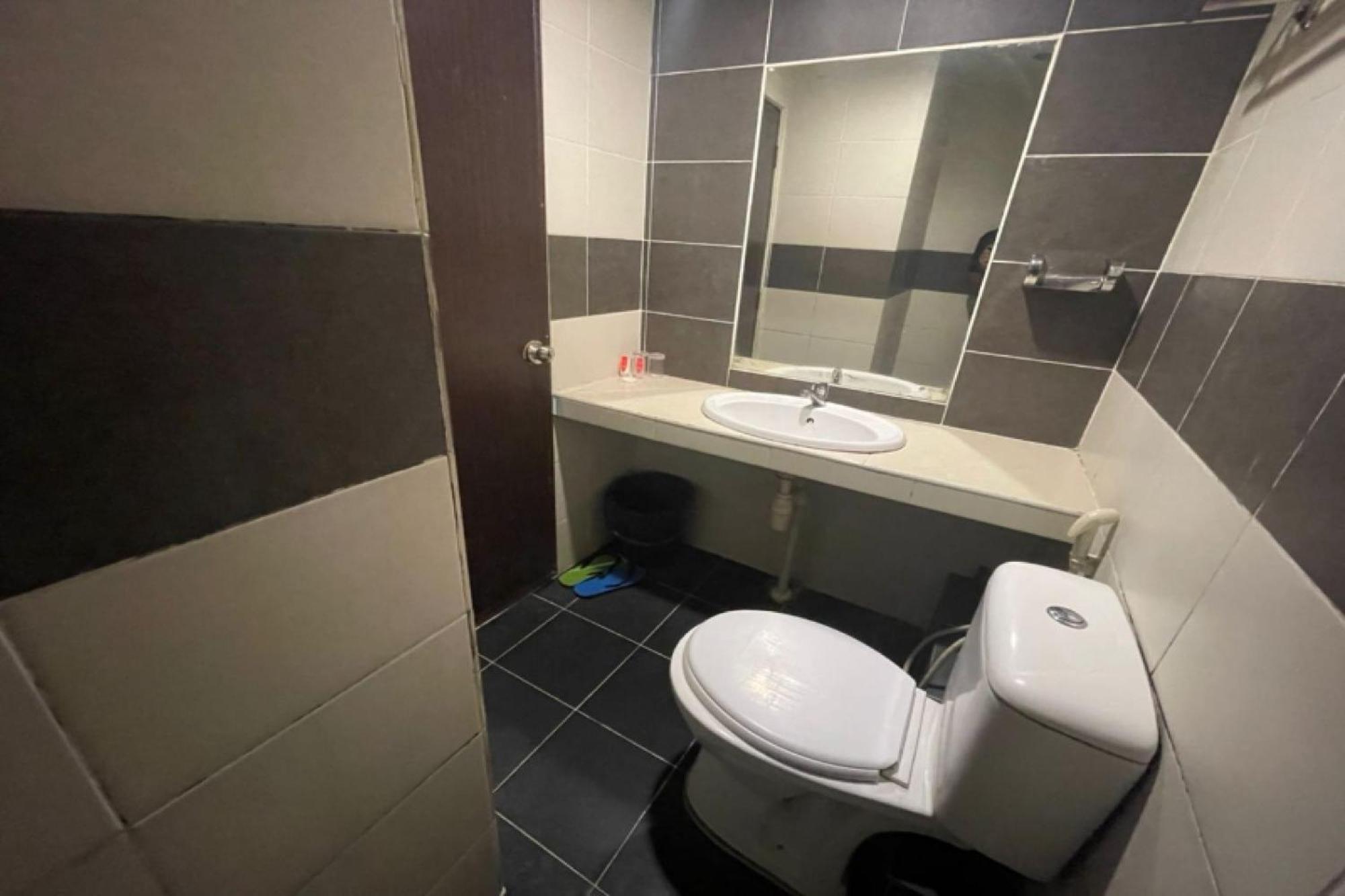 Oyo 90411 Perdana Hotel Λαμπουάν Εξωτερικό φωτογραφία