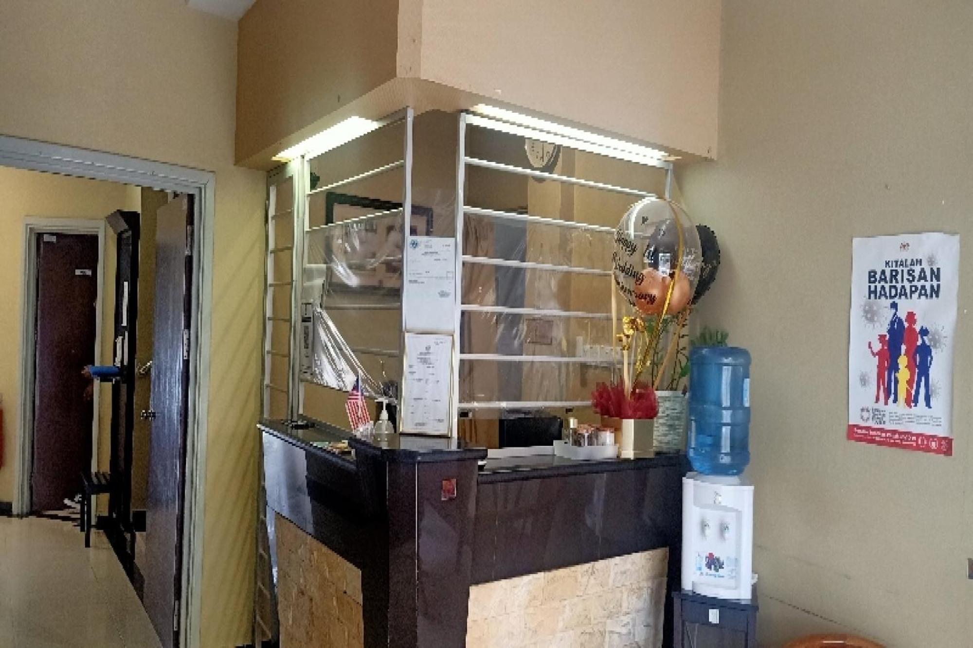 Oyo 90411 Perdana Hotel Λαμπουάν Εξωτερικό φωτογραφία