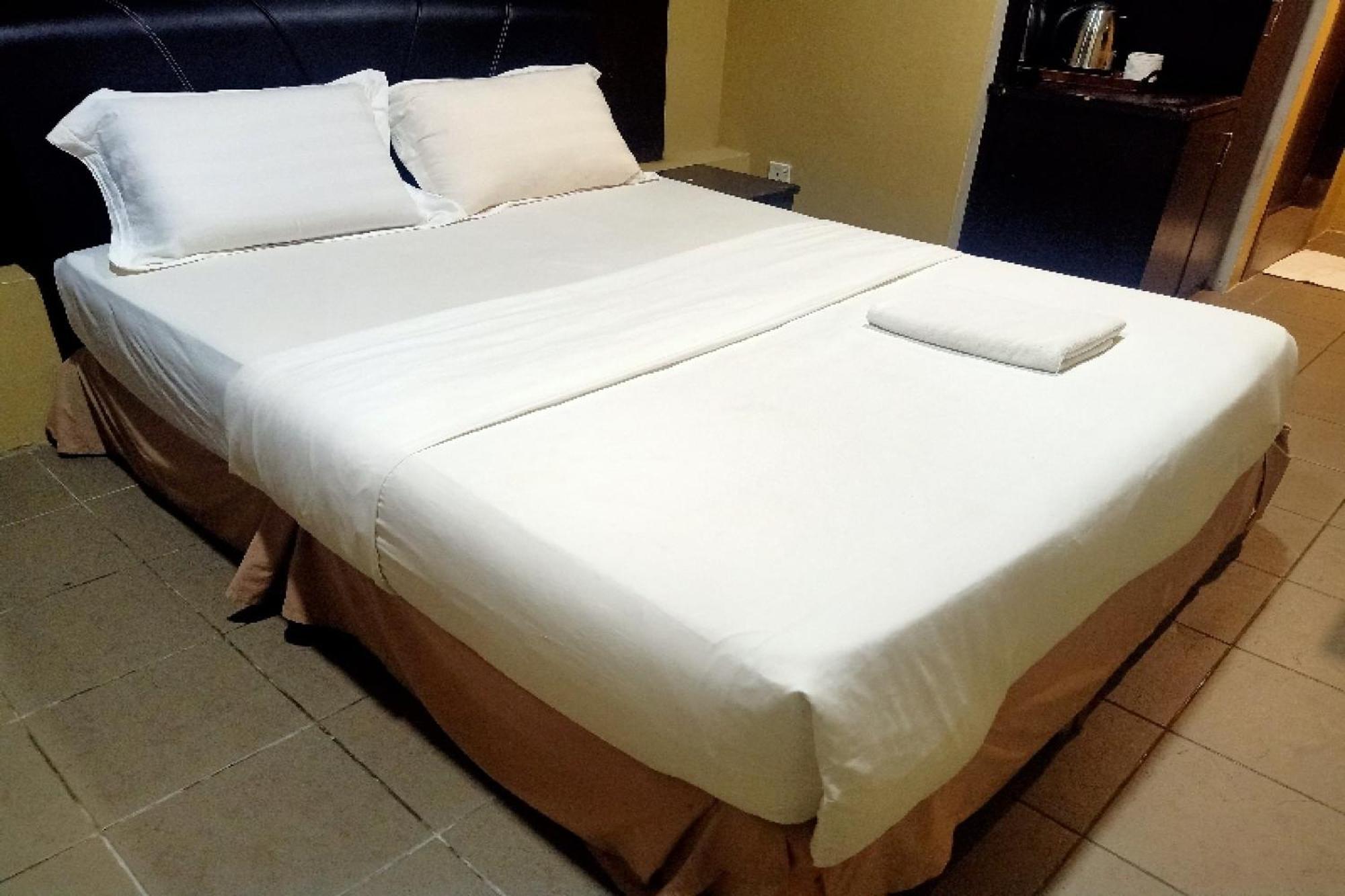 Oyo 90411 Perdana Hotel Λαμπουάν Εξωτερικό φωτογραφία