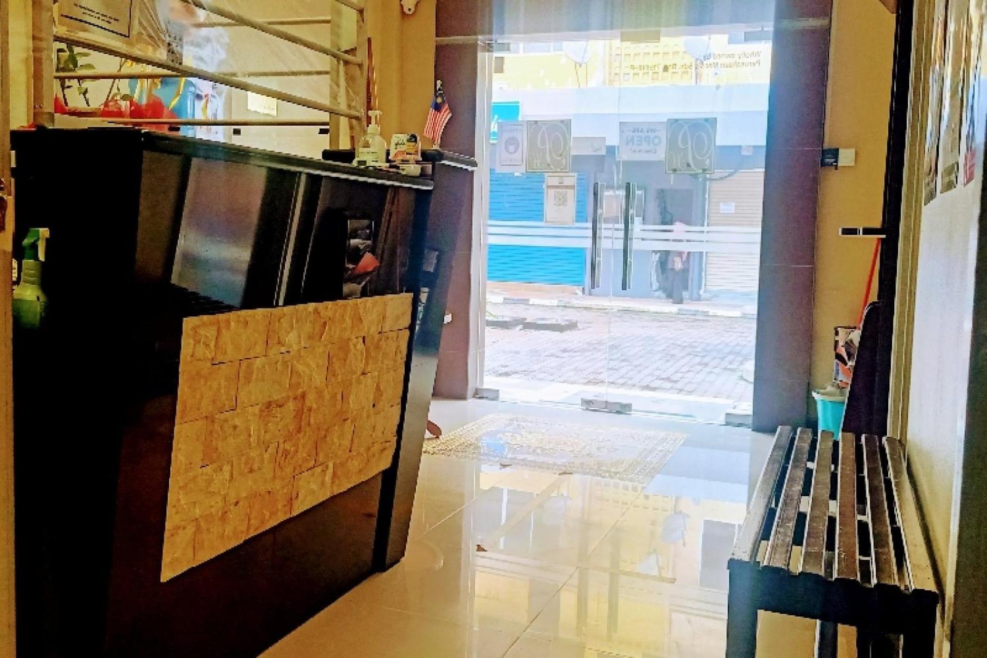 Oyo 90411 Perdana Hotel Λαμπουάν Εξωτερικό φωτογραφία
