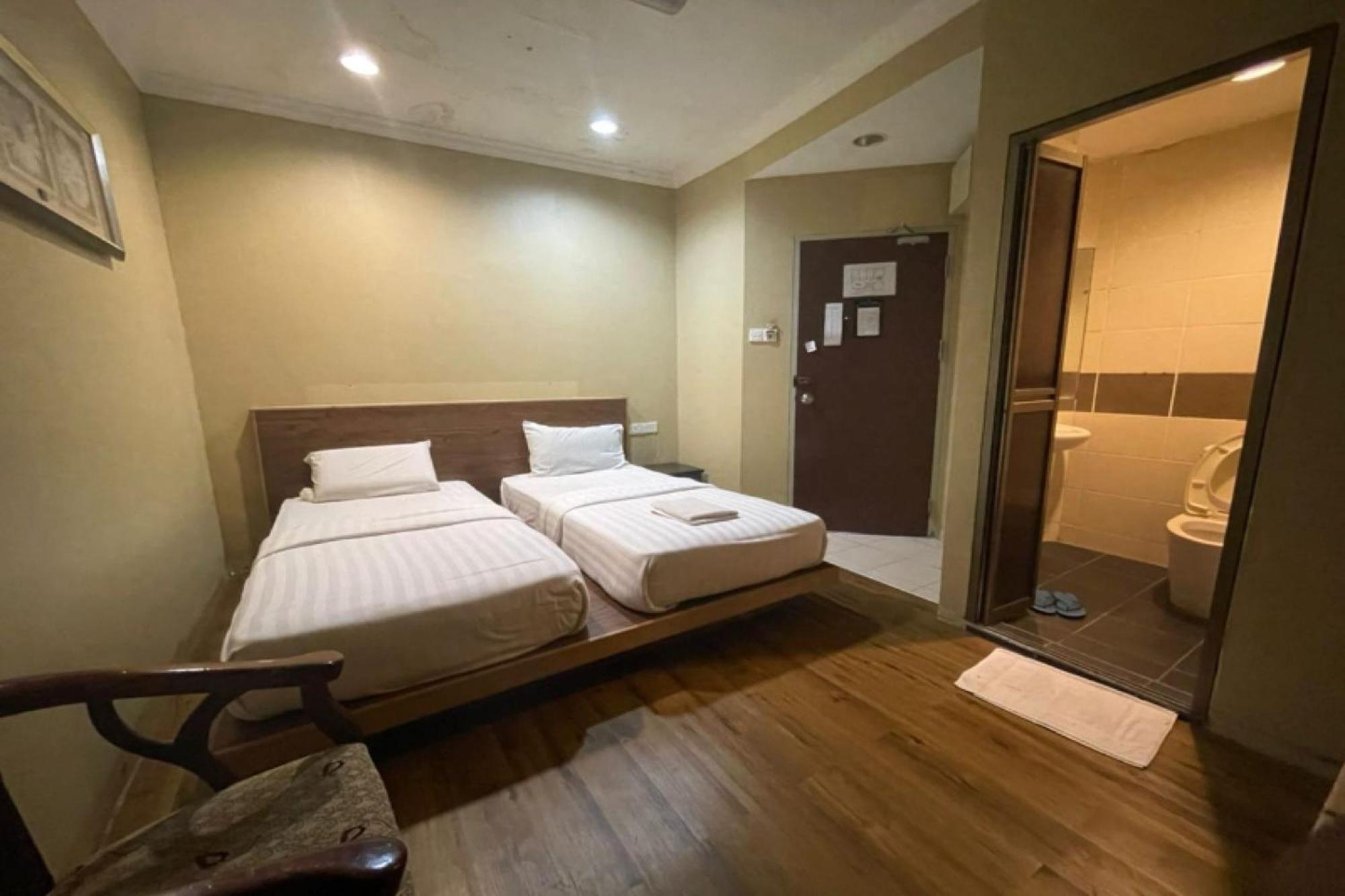Oyo 90411 Perdana Hotel Λαμπουάν Εξωτερικό φωτογραφία