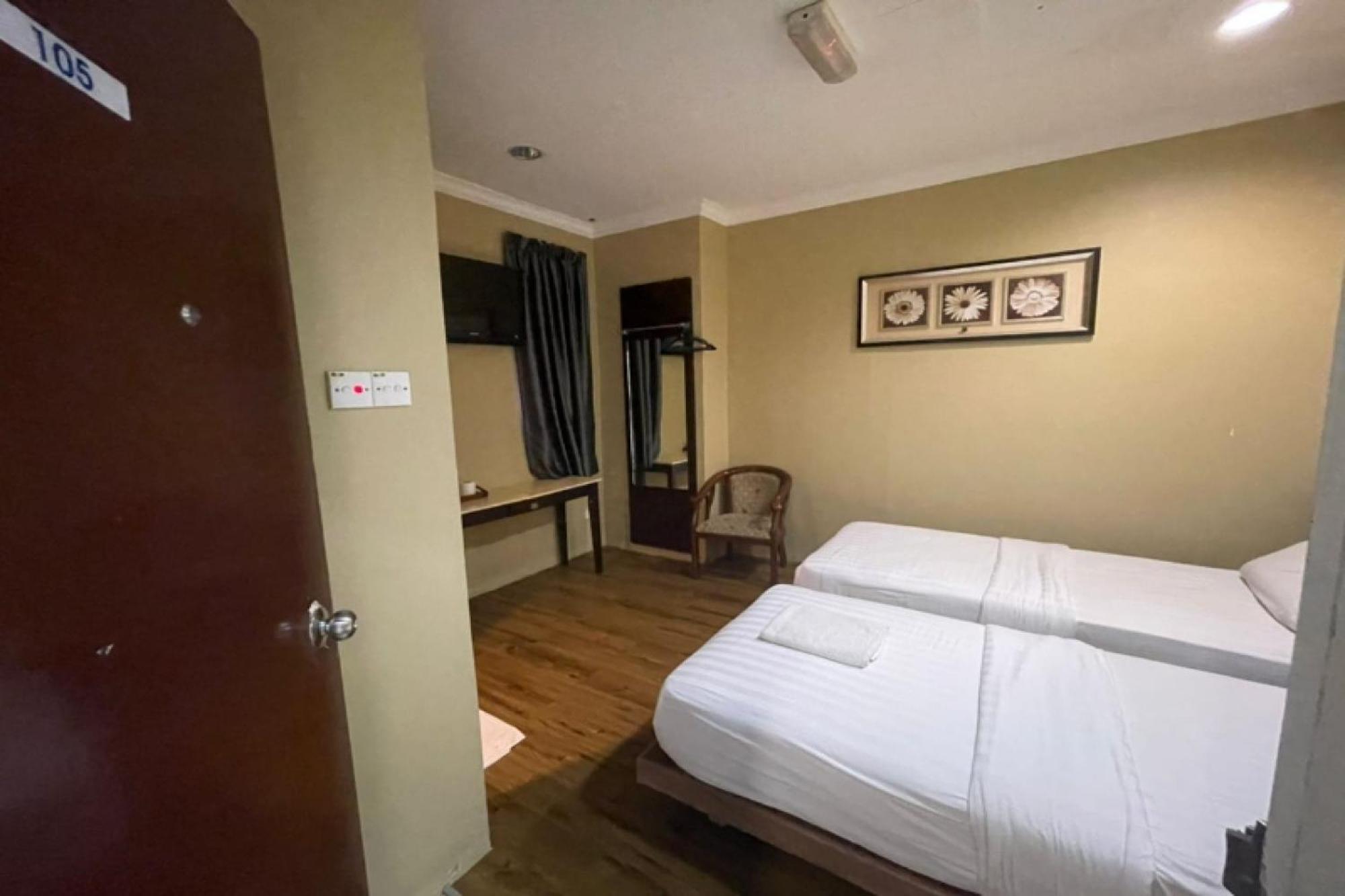 Oyo 90411 Perdana Hotel Λαμπουάν Εξωτερικό φωτογραφία