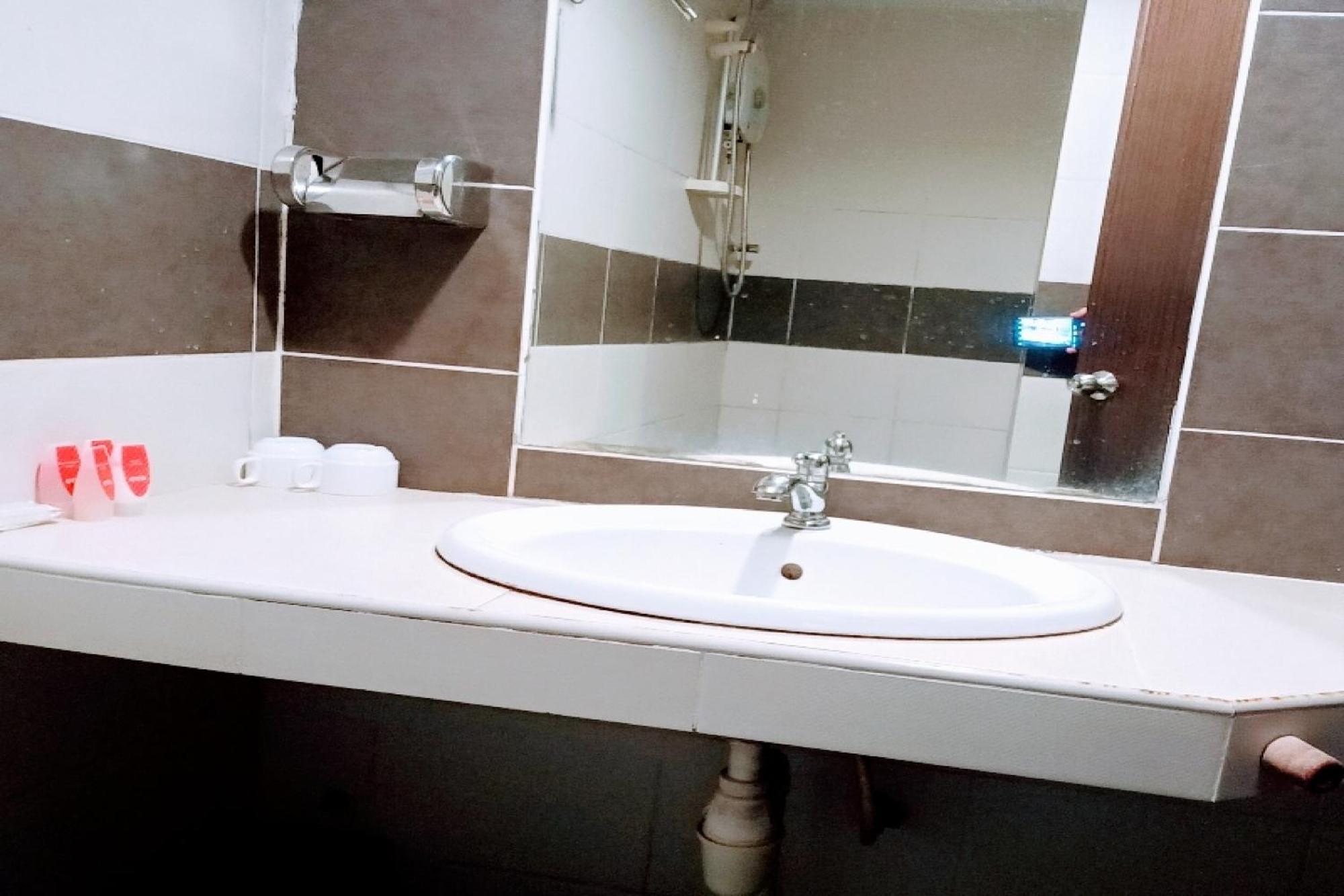 Oyo 90411 Perdana Hotel Λαμπουάν Εξωτερικό φωτογραφία