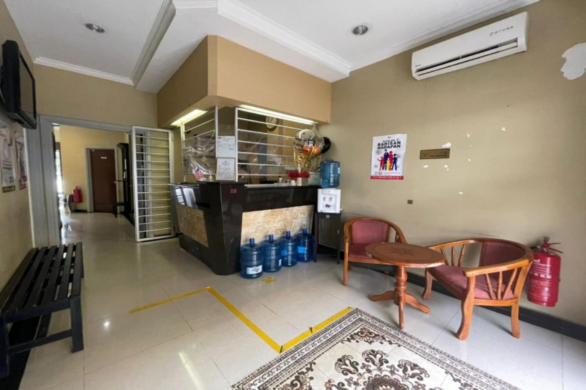 Oyo 90411 Perdana Hotel Λαμπουάν Εξωτερικό φωτογραφία