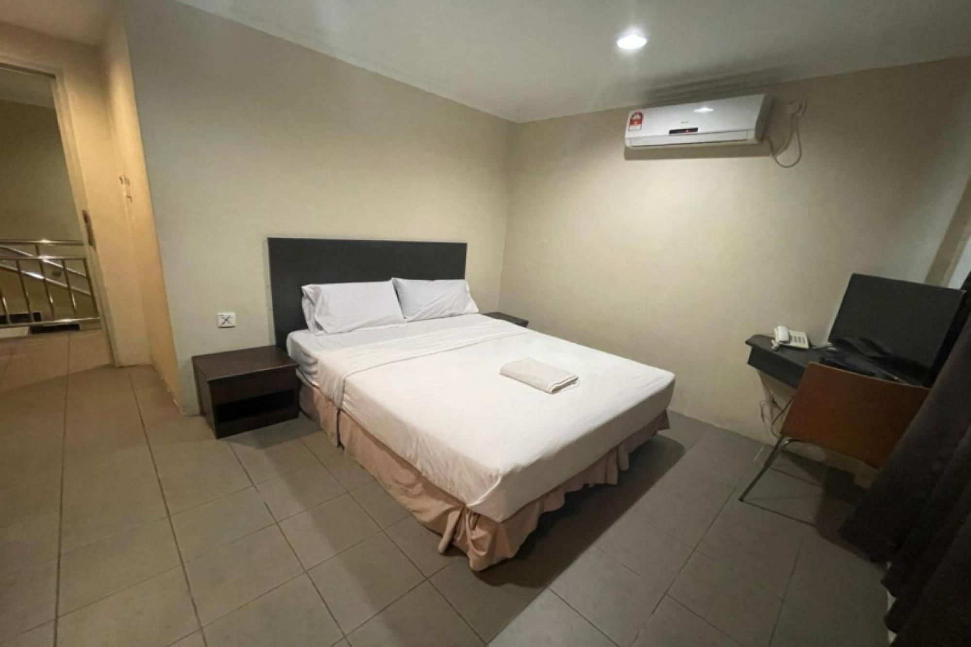 Oyo 90411 Perdana Hotel Λαμπουάν Εξωτερικό φωτογραφία