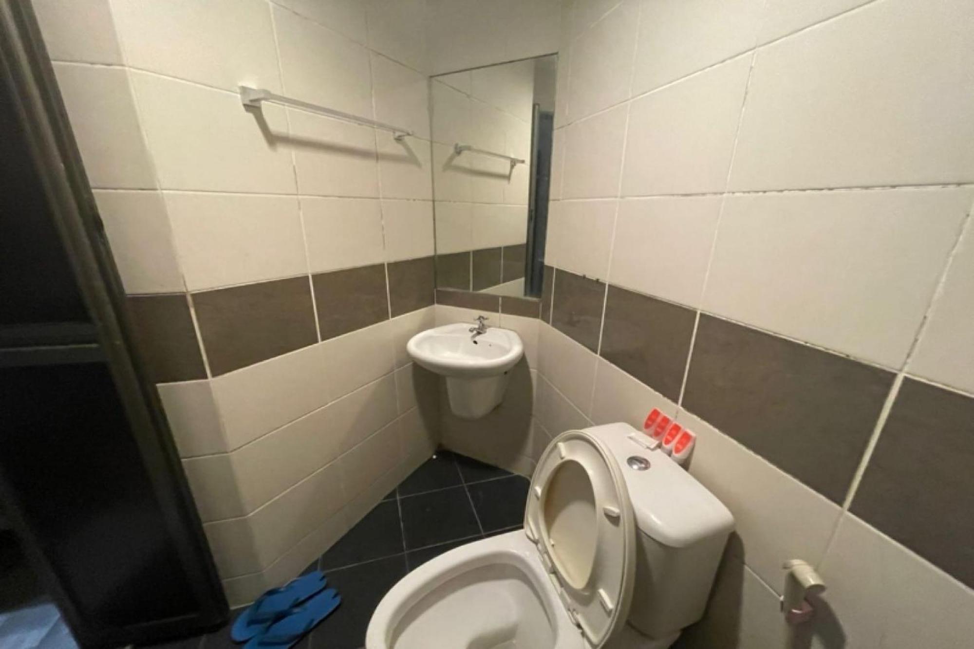 Oyo 90411 Perdana Hotel Λαμπουάν Εξωτερικό φωτογραφία