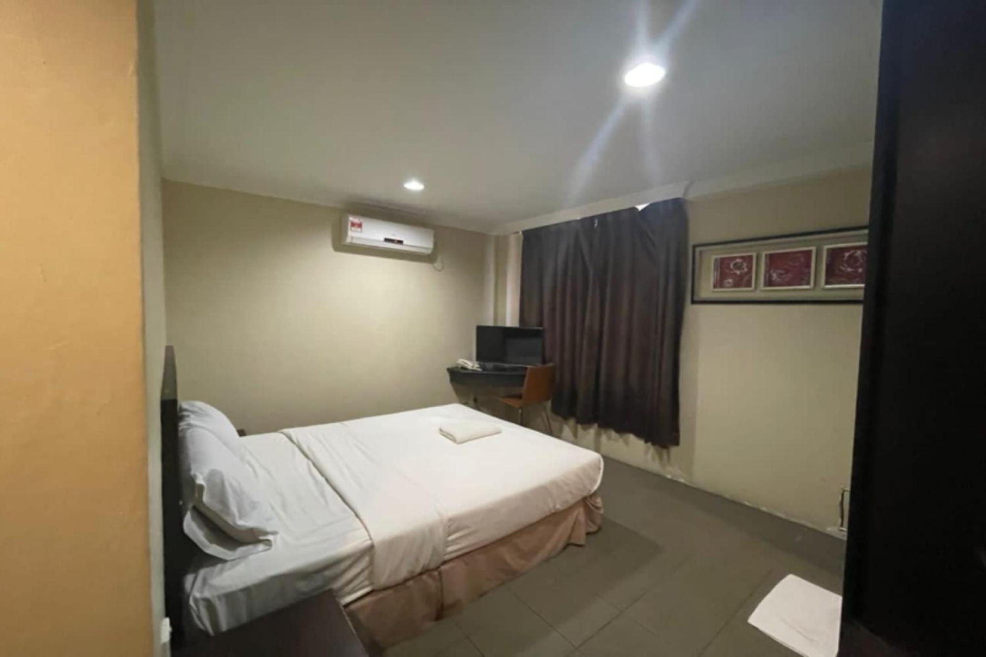 Oyo 90411 Perdana Hotel Λαμπουάν Εξωτερικό φωτογραφία