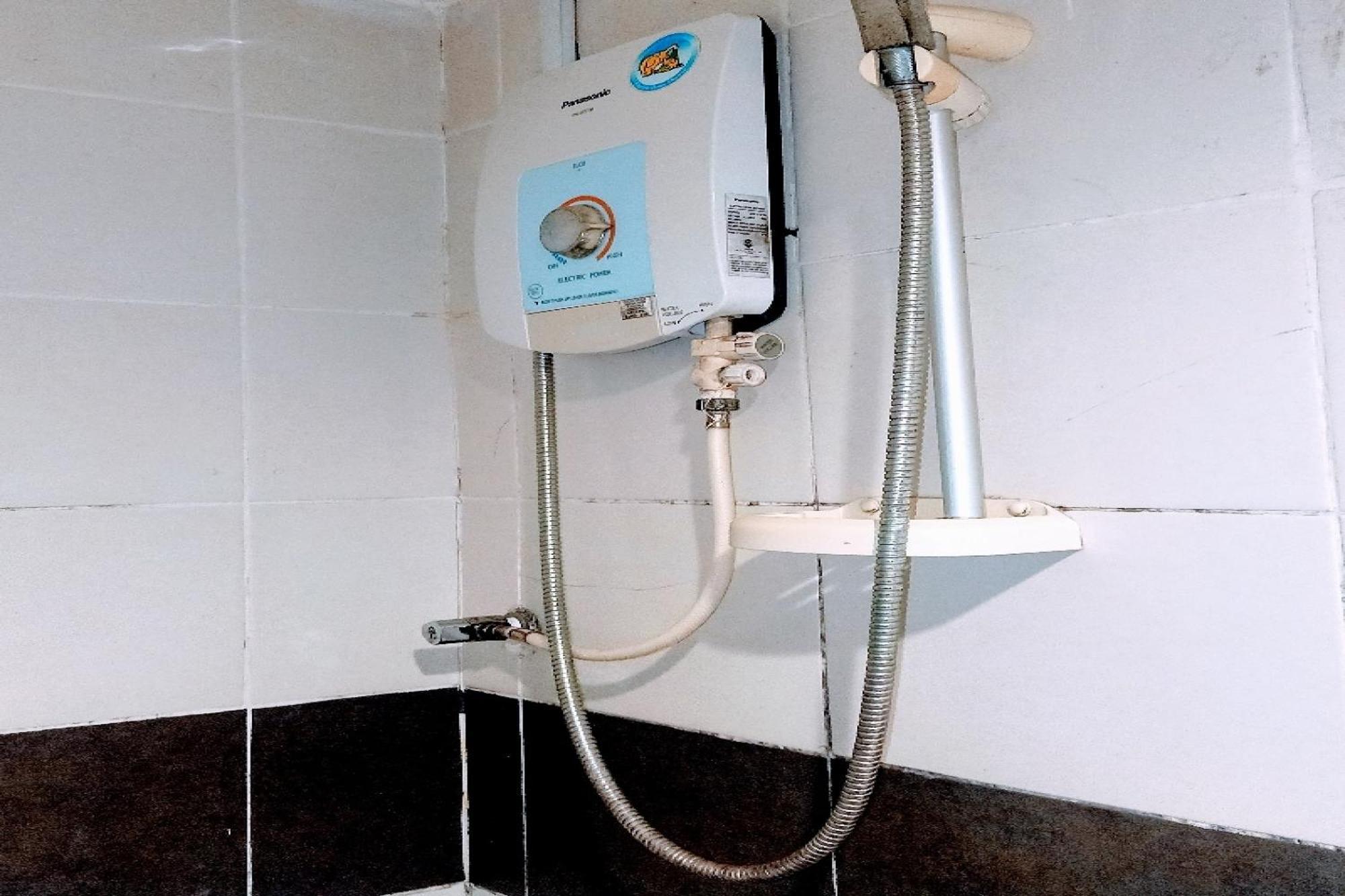 Oyo 90411 Perdana Hotel Λαμπουάν Εξωτερικό φωτογραφία